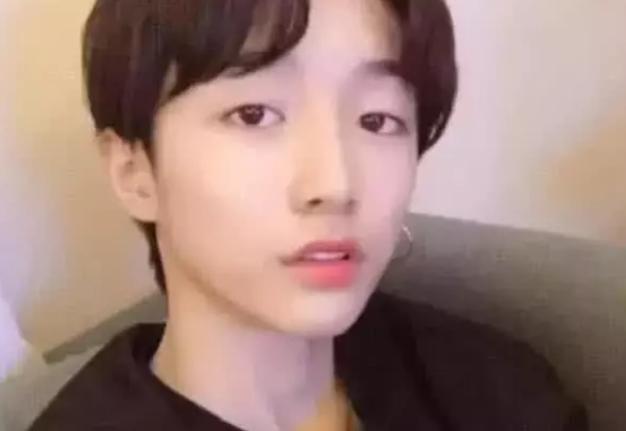 艾比恢复真是性别,应粉丝要求穿男装,只能说男女装相宜