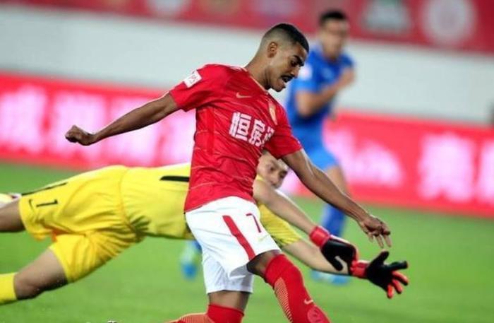 新贵权健大胜,豪门恒大落魄,背后最大的赢家是他!