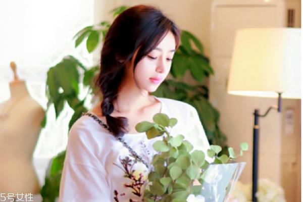 头上长痘痘是什么原因 预防额头长痘痘小偏方