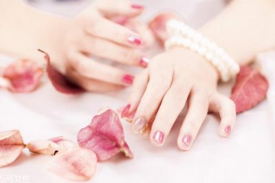 ​指甲油什么颜色更显手白 涂完心情立马放晴