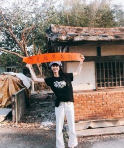 蔡桃贵表情亮了!网红白痴公主爆照,小姐姐秀身材