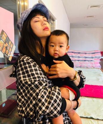 蔡桃贵表情亮了!网红白痴公主爆照,小姐姐秀身材