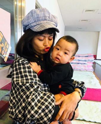 蔡桃贵表情亮了!网红白痴公主爆照,小姐姐秀身材