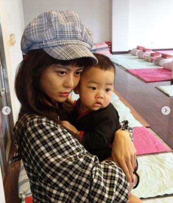 蔡桃贵表情亮了!网红白痴公主爆照,小姐姐秀身材