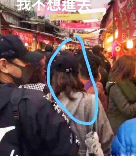 刘诗诗吴奇隆牵手逛庙会,诗诗素面朝天似路人,四爷的动作好有爱