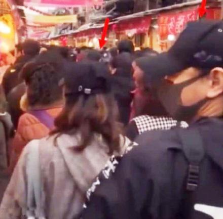 刘诗诗吴奇隆牵手逛庙会,诗诗素面朝天似路人,四爷的动作好有爱