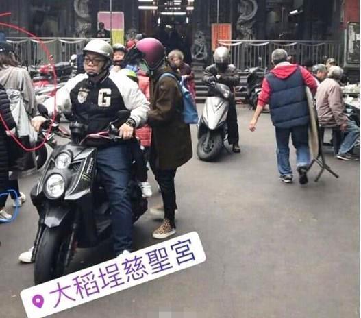 刘诗诗吴奇隆牵手逛庙会,诗诗素面朝天似路人,四爷的动作好有爱