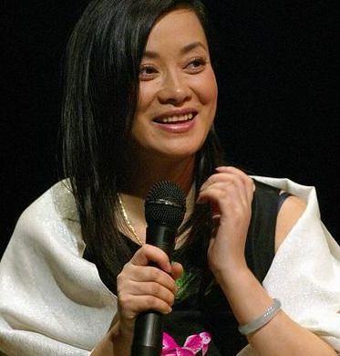 毛阿敏风华依旧,老公很有背景,女儿明星范儿