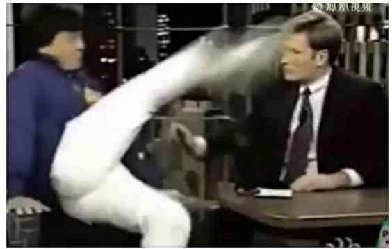 明星做外国节目受辱,贾乃亮懦弱不敢吭声,成龙却一脚踢飞主持人