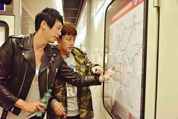 明星做外国节目受辱,贾乃亮懦弱不敢吭声,成龙却一脚踢飞主持人