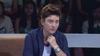 明星做外国节目受辱,贾乃亮懦弱不敢吭声,成龙却一脚踢飞主持人