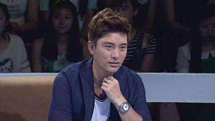 明星做外国节目受辱,贾乃亮懦弱不敢吭声,成龙却一脚踢飞主持人