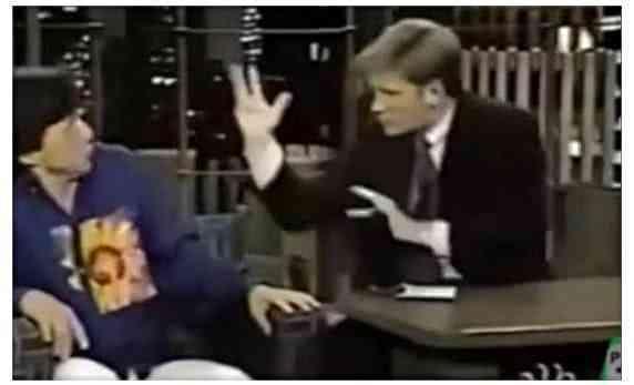 明星做外国节目受辱,贾乃亮懦弱不敢吭声,成龙却一脚踢飞主持人