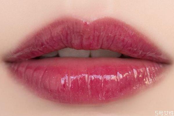 口红涂不匀有渣怎么办 口红涂在唇上有渣子
