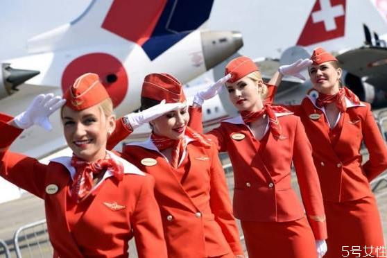 为什么空姐穿短裙 为什么空姐总是拖着箱子