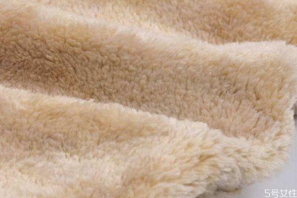 羊驼绒的衣服可以水洗吗 羊驼绒大衣怎么清洗