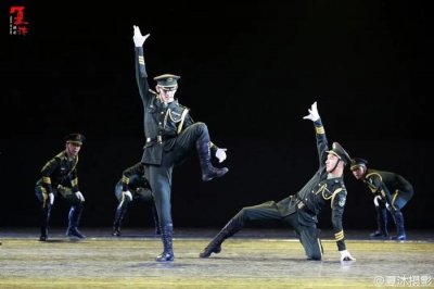 最飒军旅风!10万播放量超帅军旅舞蹈《我们都是亲兄弟》