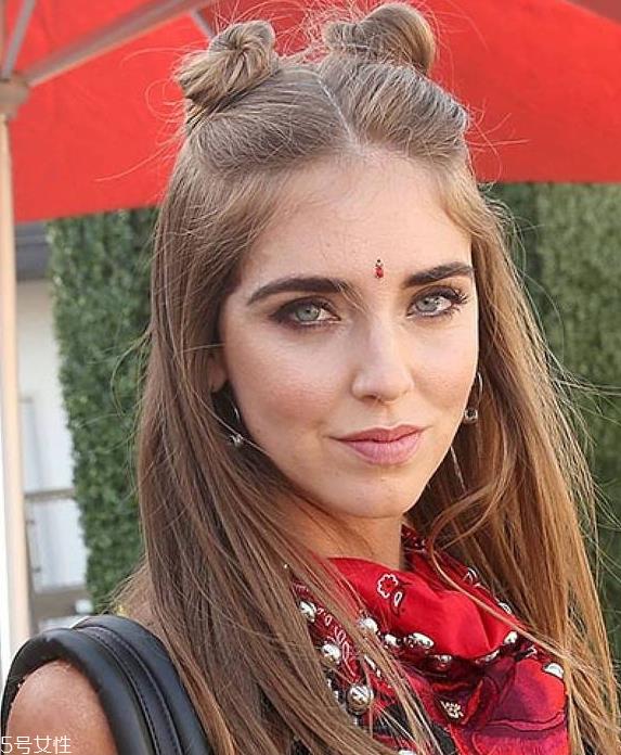 双丸子头怎么绑好看 超减龄的双丸子头教学