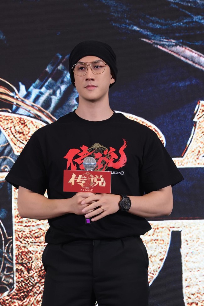 《传说》首映 成龙张艺兴为拍戏“卷”起来了