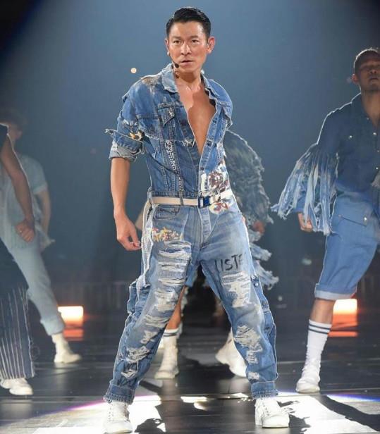 牛仔外套怎么搭配好看有个性