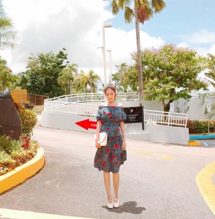 一字肩连衣裙怎么搭配？一字肩连衣裙搭配图片