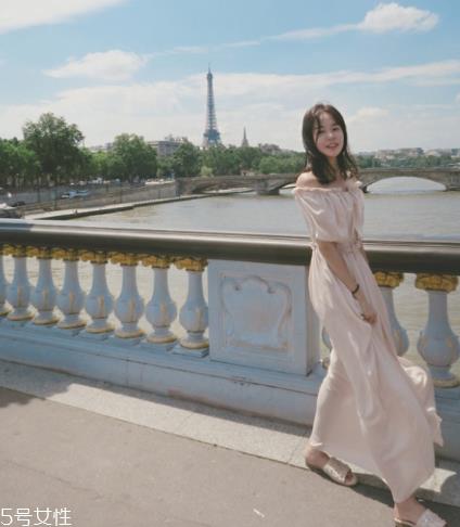 一字肩连衣裙怎么搭配？一字肩连衣裙搭配图片