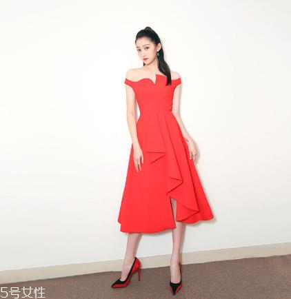 一字肩连衣裙怎么搭配？一字肩连衣裙搭配图片