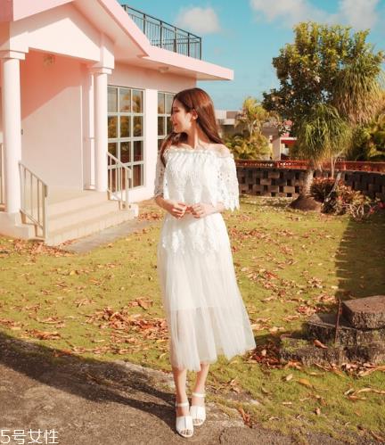 一字肩连衣裙怎么搭配？一字肩连衣裙搭配图片