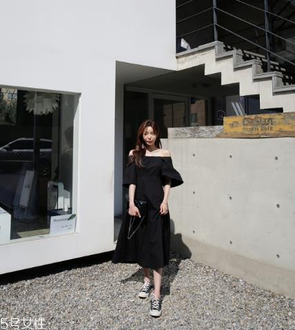 一字肩连衣裙怎么搭配？一字肩连衣裙搭配图片