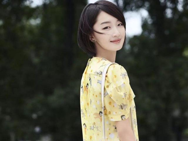 《奇葩说》邀请周冬雨,女神表现完美,遇到尴尬就摸书好可爱