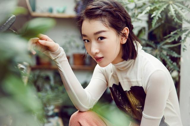 《奇葩说》邀请周冬雨,女神表现完美,遇到尴尬就摸书好可爱