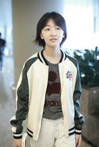 《奇葩说》邀请周冬雨,女神表现完美,遇到尴尬就摸书好可爱