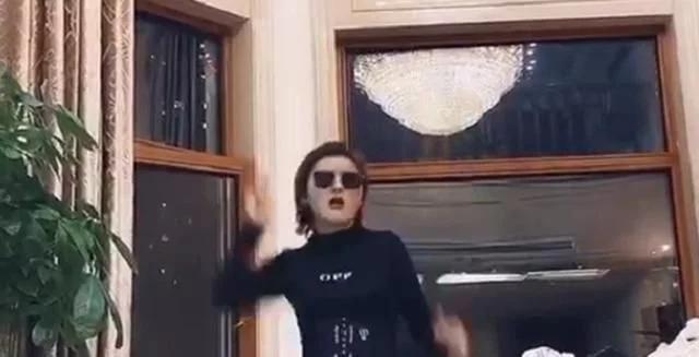 19线演员却坐拥千万豪宅,客厅装饰如酒店大堂,或赵本山孙子