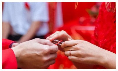 ​农妇执意拔小三耻毛，不惧众人劝阻，决心报复！