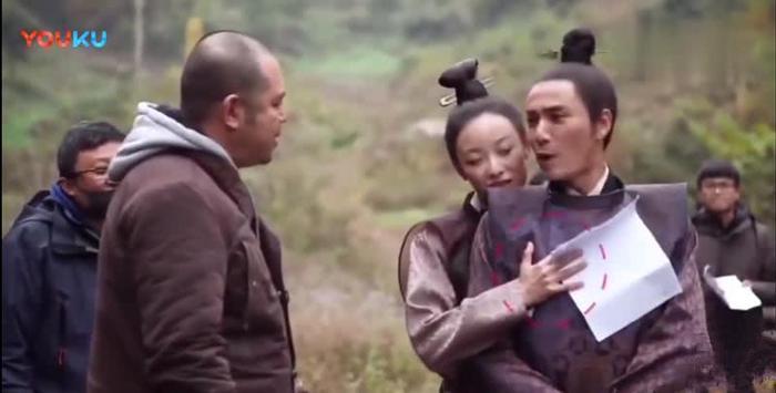 倪妮太社会我姐了,竟然主动向陈坤强吻,两人频繁互动因争议