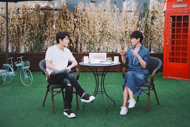 陈翔和主持人王江月“拉家常”，颇受感动，再次引起网友们的关注