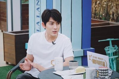 陈翔和主持人王江月“拉家常”,颇受感动,再次引起网友们的关注