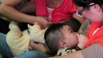 ​地铁女子当众掀衣喂奶！被骂滚下车，她一句话所有人沉默了！