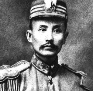 ​他是朱老总的结拜兄弟，两次羞辱蒋介石，被人当街刺杀