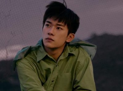 易烊千玺出关消息引轰动,新电影更受关注!得知演员班底,太期待