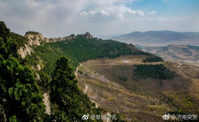 ​济南长清马山，因其形似卧马而得名。山势陡峭，雄浑隽秀
