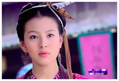 刘品言因迟到被导演扒衣照片流出,网友却不买账,称她一脸享受!