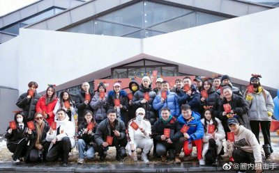 黄子韬新剧开机照,一身白色真的很抢眼,期待黄子韬新剧!