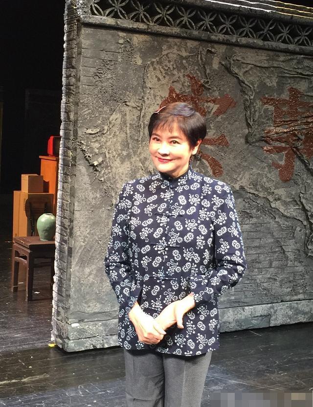 冯远征64岁老婆素颜近照，皮肤紧致明目红唇像是40岁