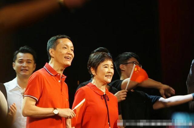 冯远征64岁老婆素颜近照，皮肤紧致明目红唇像是40岁