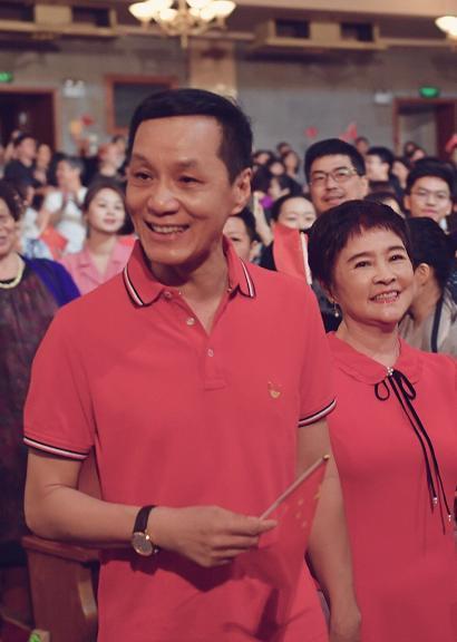 冯远征64岁老婆素颜近照，皮肤紧致明目红唇像是40岁