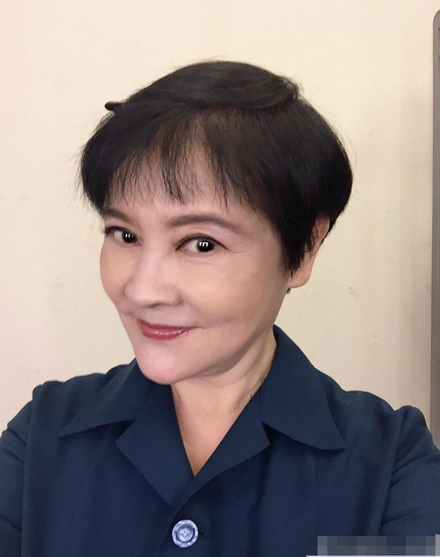 冯远征64岁老婆素颜近照，皮肤紧致明目红唇像是40岁