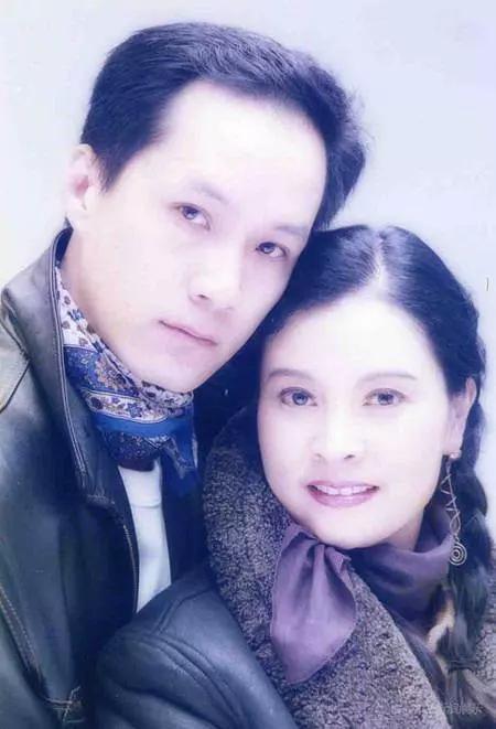 冯远征64岁老婆素颜近照，皮肤紧致明目红唇像是40岁