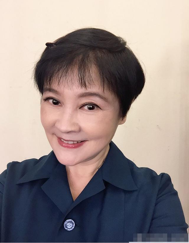 冯远征64岁老婆素颜近照，皮肤紧致明目红唇像是40岁