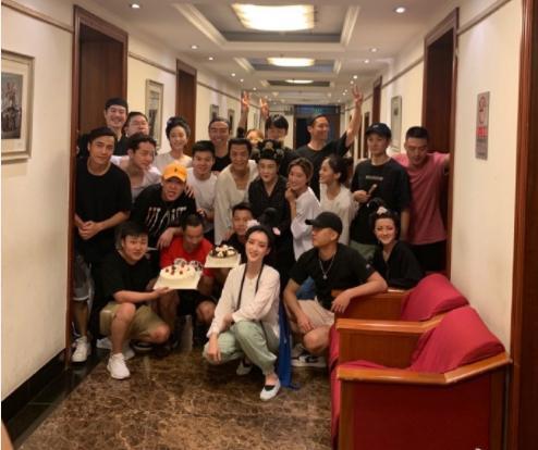 冯远征64岁老婆素颜近照，皮肤紧致明目红唇像是40岁